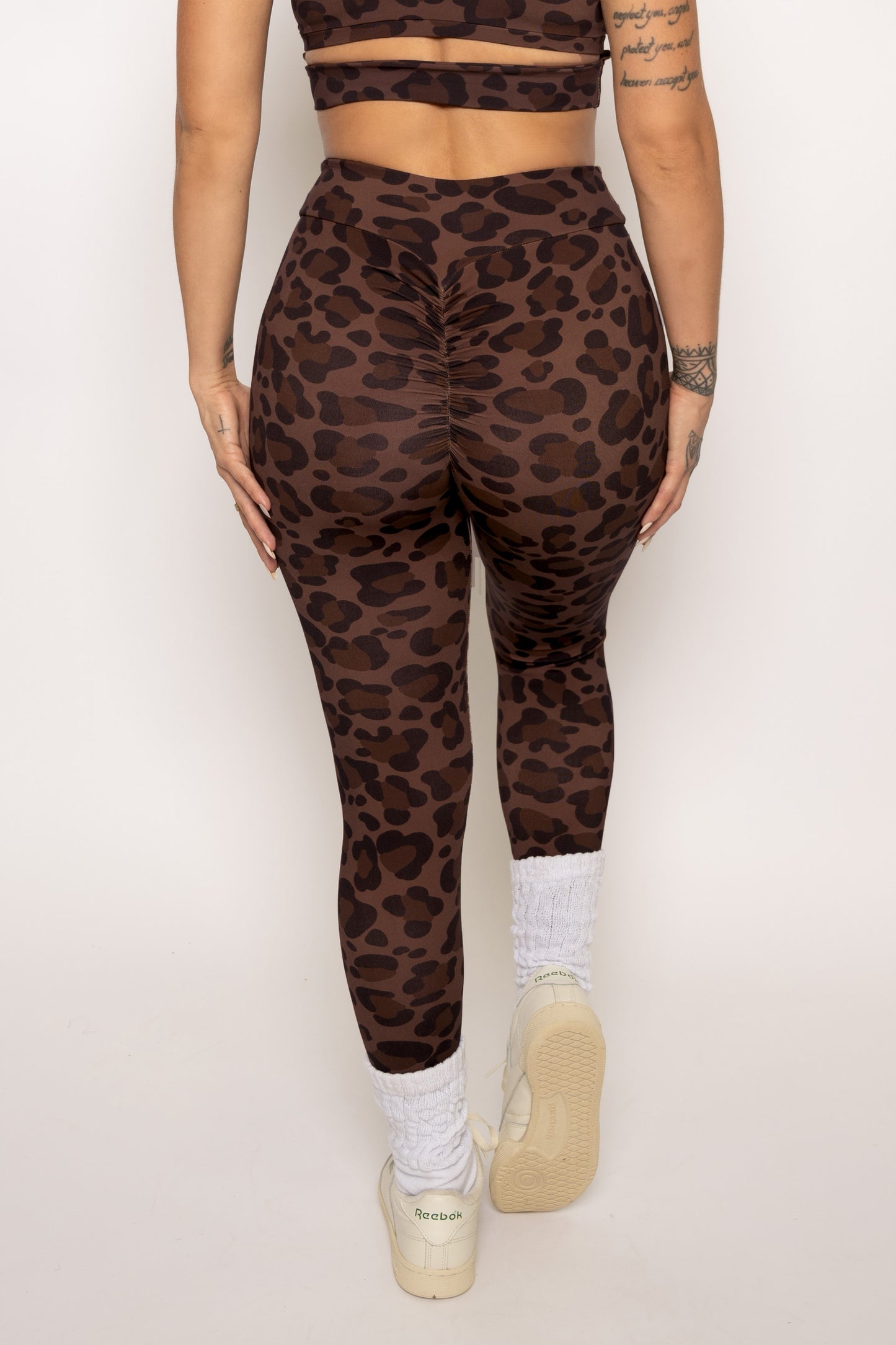 V-CUT SCRUNCH LEGGINGS
