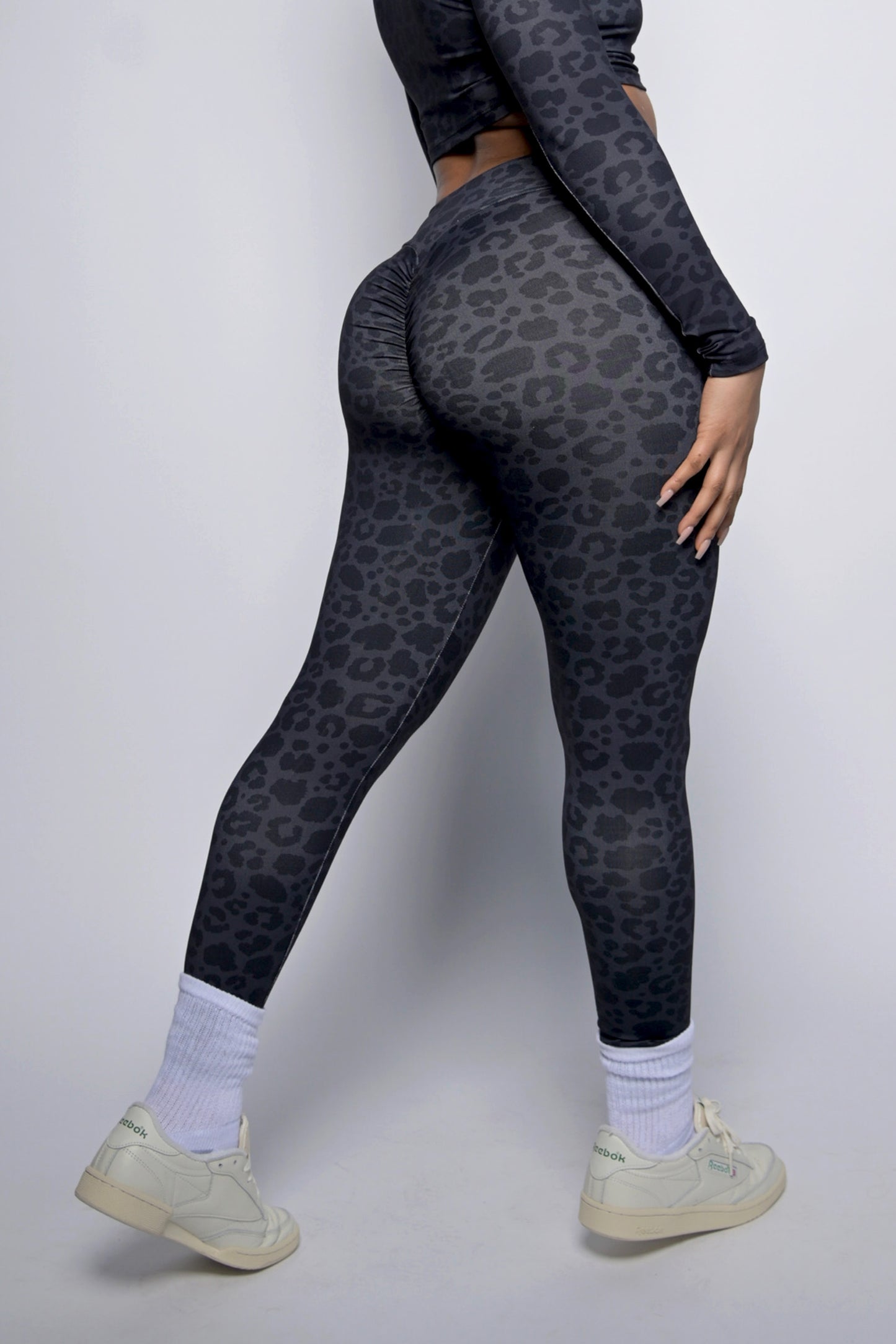 STRAIGHT CUT LEGGINGS WITH SCRUNCH