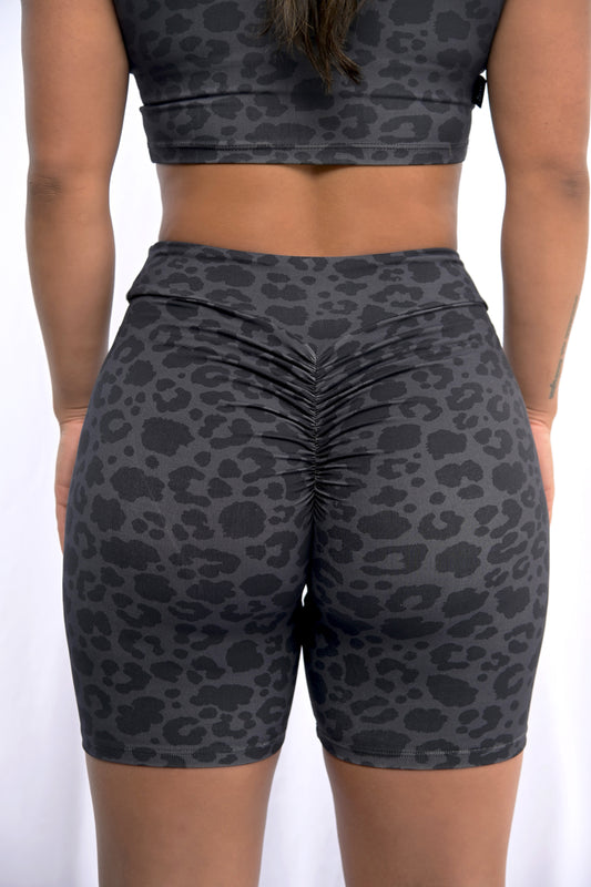STRAIGHT CUT BIKER SHORTS WITH SCRUNCH