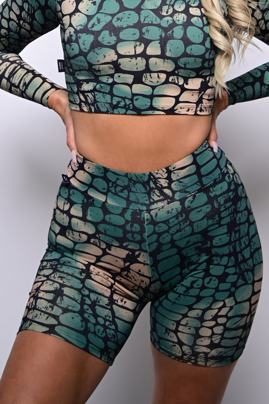 STRAIGHT CUT BIKER SHORTS WITH SCRUNCH